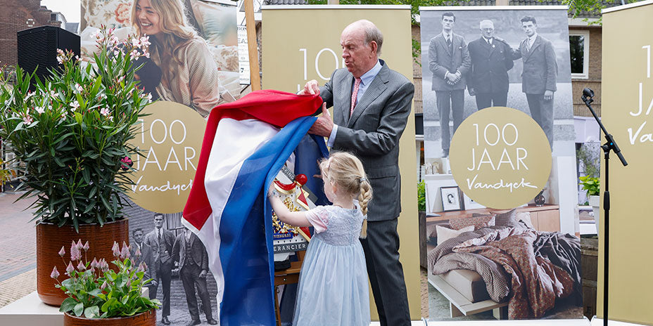 onthulling van het predicaat hofleverancier voor bed- en badgoed bedrijf Vandyck die 100 jaar bestaan