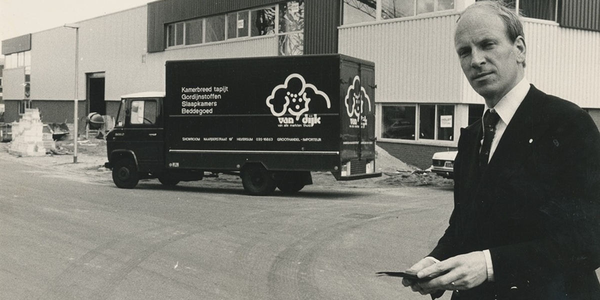 G. van Dijk aan het hoofd van Vandyck met een vrachtwagen op een bedrijfspand