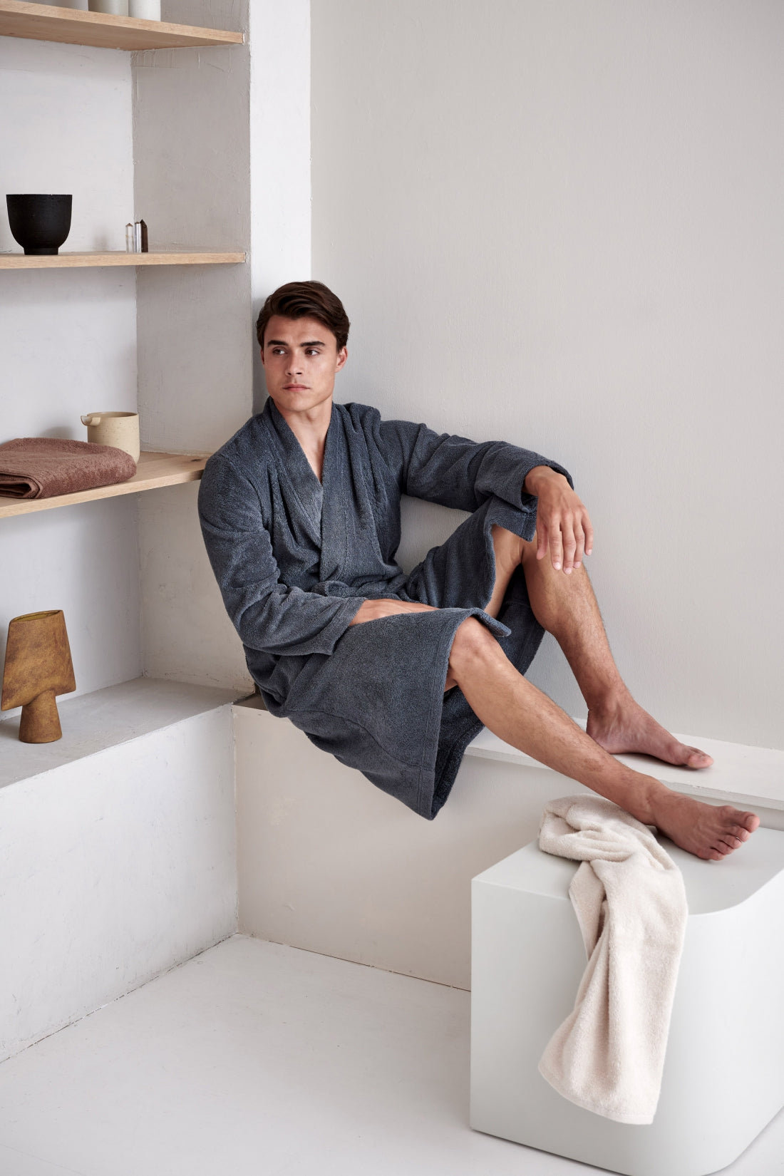 Toledo badjas is een unisex badjas gemaakt van 100% GOTS gecertificeerd katoen. De terry stof voelt warm en zacht aan op de huid. De Toledo badjas is beschikbaar in verschillende kleuren. De badjas wordt gesloten door middel van een ceintuur.