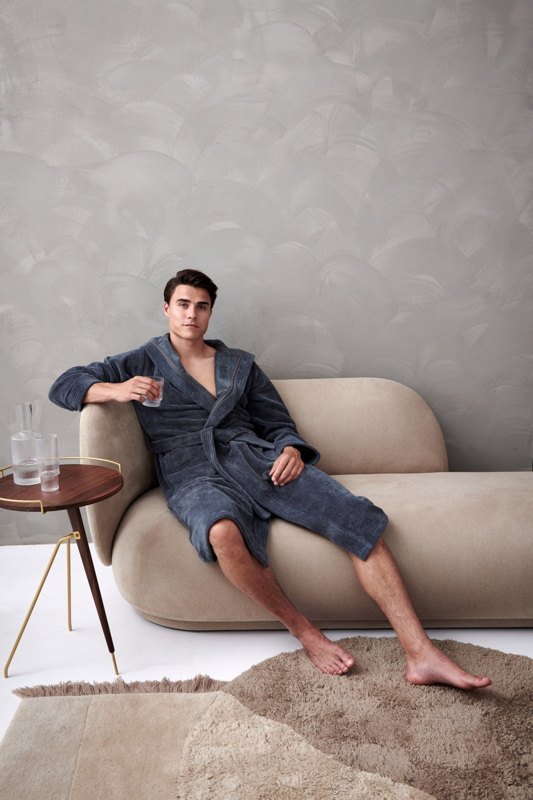 Badjas Taylor is een mooie, fijne badjas gemaakt van een zachte velours stof, de binnenkant van de badjas is gemaakt van bamboe. Door de bamboe stof heeft de jas een fijn draagcomfort. Bamboe ventileert goed, is superzacht en comfortabel.