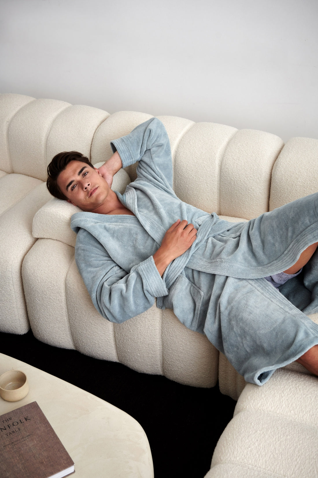 Badjas Taylor is een mooie, fijne badjas gemaakt van een zachte velours stof, de binnenkant van de badjas is gemaakt van bamboe. Door de bamboe stof heeft de jas een fijn draagcomfort. Bamboe ventileert goed, is superzacht en comfortabel