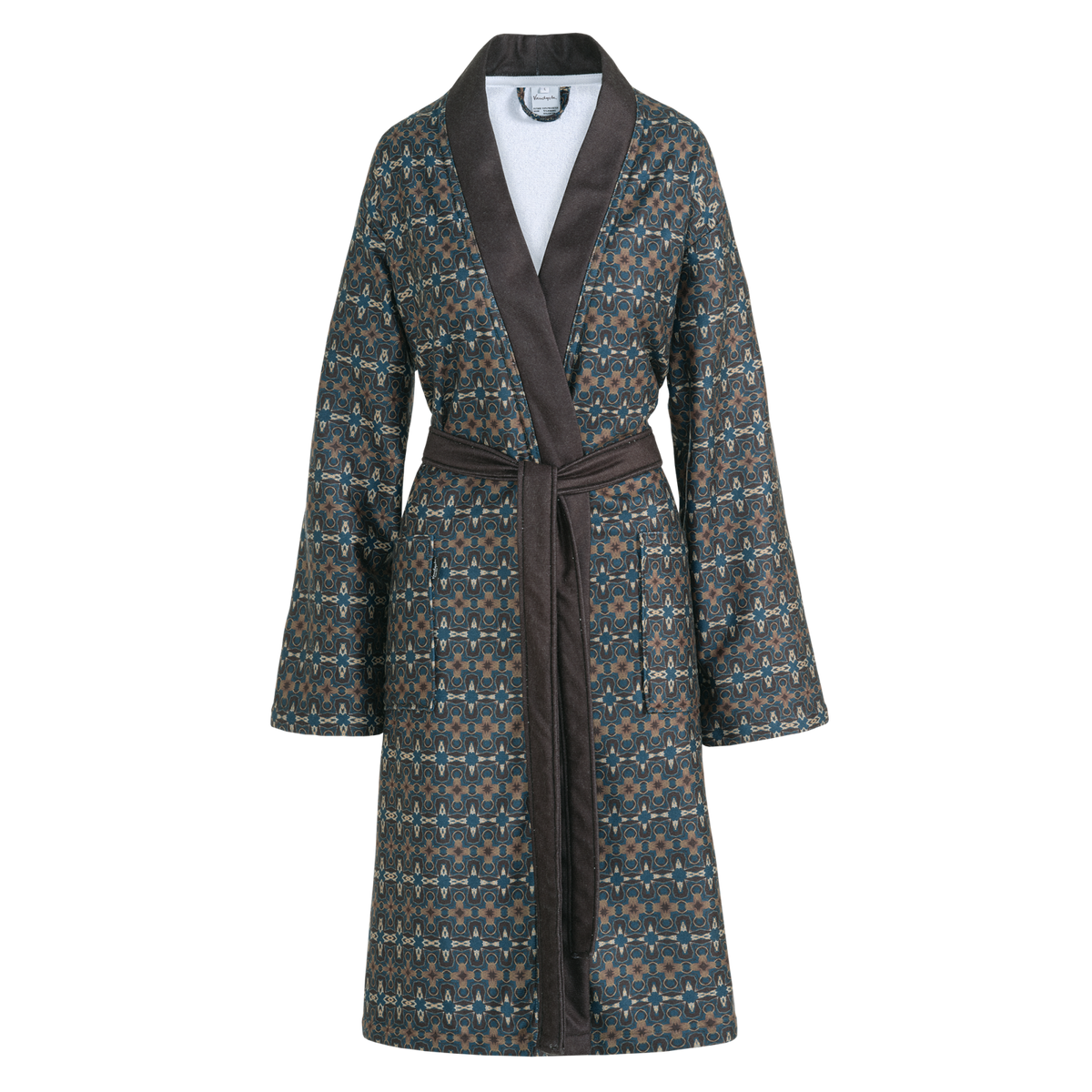 De mooie Andrea blue ink badjas heeft een verfijnd patroon met blauwe en bruine tinten. Het doet denken aan een moderne interpretatie van de gotische stijl. Deze badjas van Vandyck is afgewerkt met grote steekzakken, brede blauwe revers en wordt gesloten met een blauw ceintuur. 