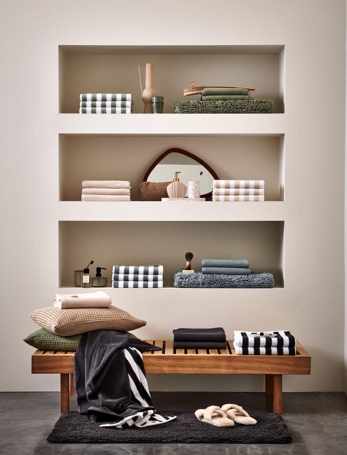 Ontdek de ultieme luxe van de Vandyck Verona plain handdoeken in de kleur smoke green met perfect uitgebalanceerde mix van Egeïsche Turkse en Pima-katoen. 