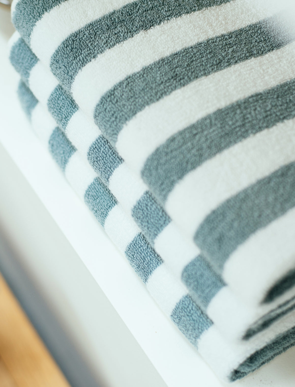 detail shot van handdoeken met een gestreepte print in wit en blauwe kleur