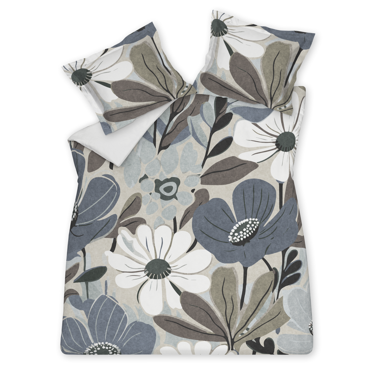 Blue Lagoon oceanview dekbedovertrek heeft grote bloemen in verschillende tinten blauw, bruin en wit. De bloemen lijken geschilderd met een matte verf, waarbij de structuur van de stof goed zichtbaar is.