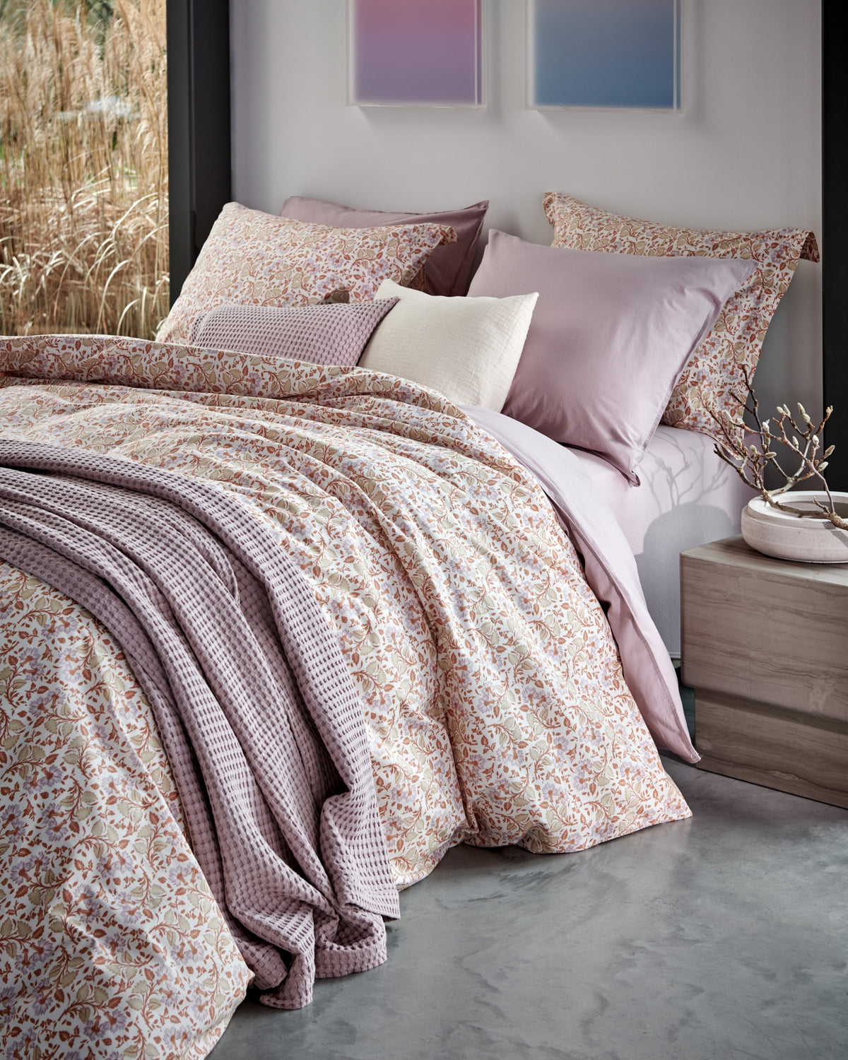 Claire multi dekbedovertrek heeft paarse bloemen met oranje en beige blaadjes. De achterkant van het dekbedovertrek heeft dezelfde print, net als de kussen. Claire multi dekbedovertrek van Vandyck geeft op subtiele wijze een French chique uitstraling aan je slaapkamer.
