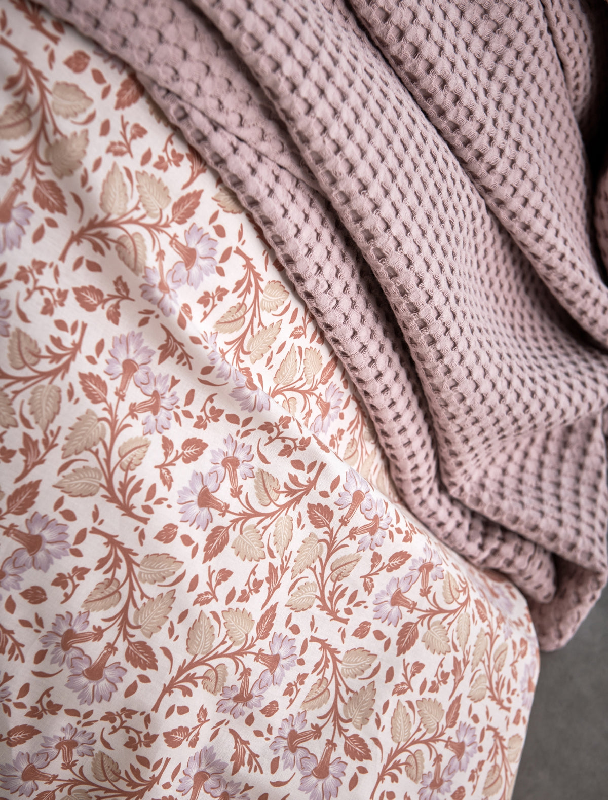 Claire multi dekbedovertrek heeft paarse bloemen met oranje en beige blaadjes. De achterkant van het dekbedovertrek heeft dezelfde print, net als de kussen. Claire multi dekbedovertrek van Vandyck geeft op subtiele wijze een French chique uitstraling aan je slaapkamer.