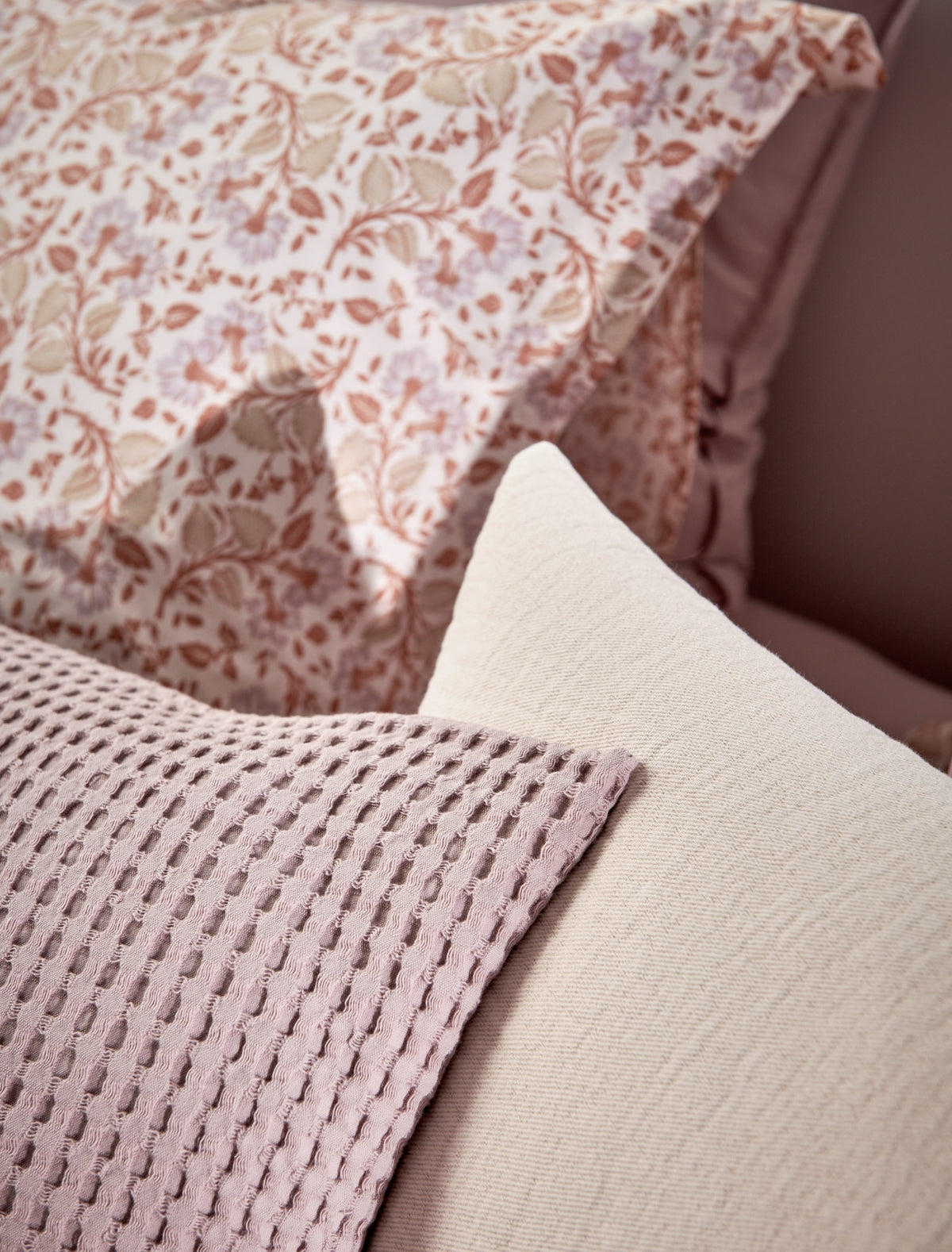Claire multi dekbedovertrek heeft paarse bloemen met oranje en beige blaadjes. De achterkant van het dekbedovertrek heeft dezelfde print, net als de kussen. Claire multi dekbedovertrek van Vandyck geeft op subtiele wijze een French chique uitstraling aan je slaapkamer.