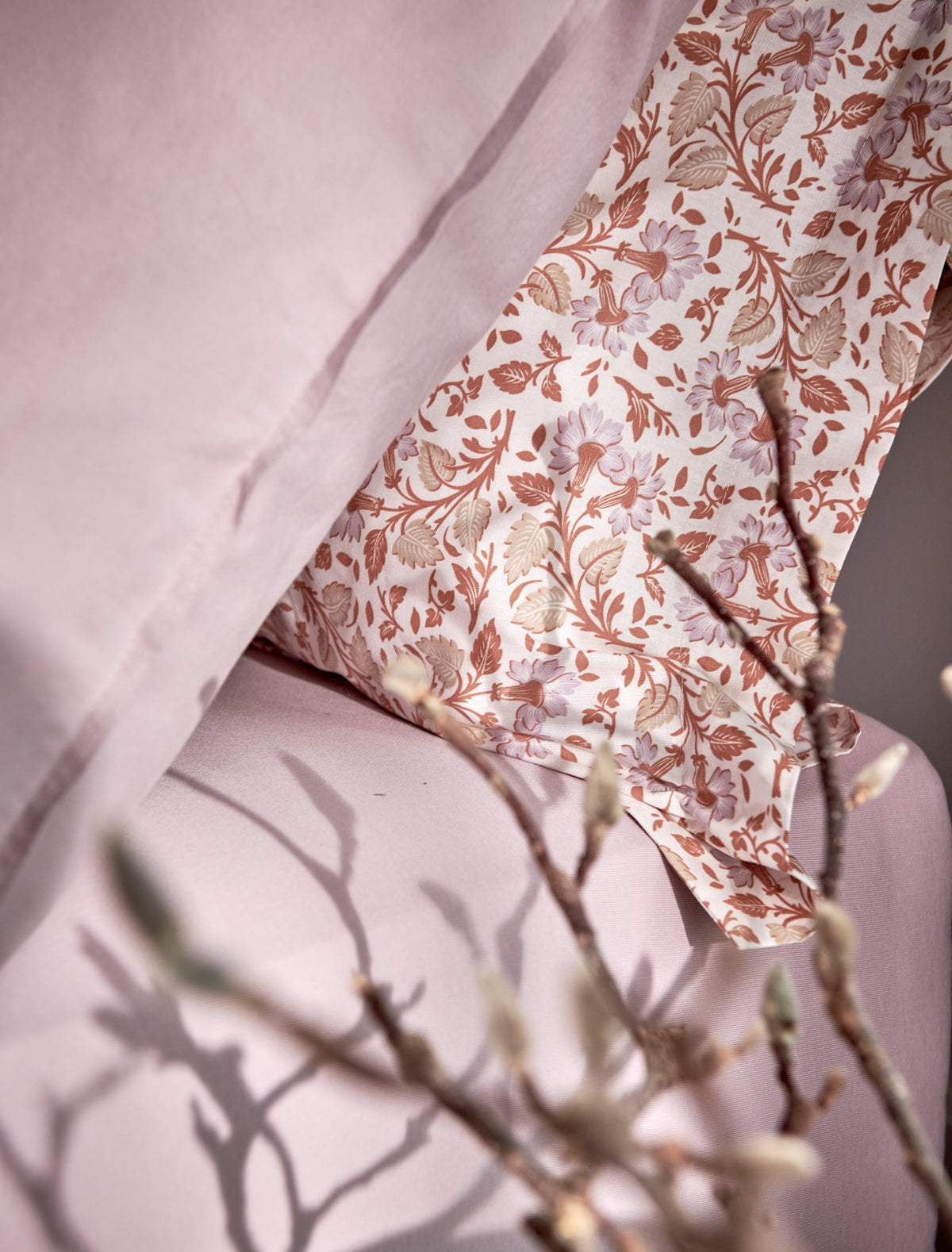 Claire multi dekbedovertrek heeft paarse bloemen met oranje en beige blaadjes. De achterkant van het dekbedovertrek heeft dezelfde print, net als de kussen. Claire multi dekbedovertrek van Vandyck geeft op subtiele wijze een French chique uitstraling aan je slaapkamer.