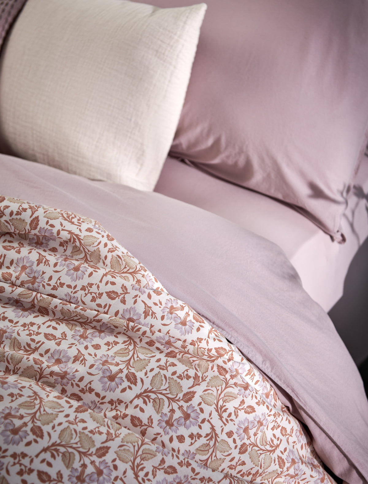 Claire multi dekbedovertrek heeft paarse bloemen met oranje en beige blaadjes. De achterkant van het dekbedovertrek heeft dezelfde print, net als de kussen. Claire multi dekbedovertrek van Vandyck geeft op subtiele wijze een French chique uitstraling aan je slaapkamer.