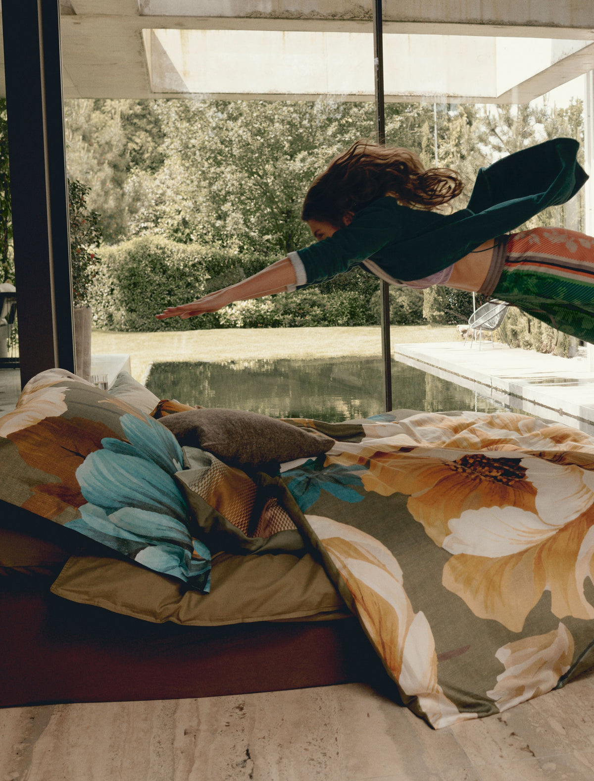 Een vrouw die op een bed springt