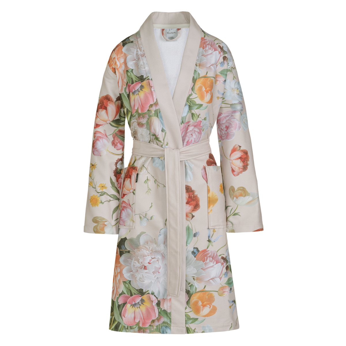 Fleur cream tan badjas is een korte badjas met hele grote bloemen in lichte pasteltinten in allerlei blauw, roze en oranje schakeringen op een beige achtergrond. De badjas heeft een brede effen revers en wordt gesloten met een ceintuur. 