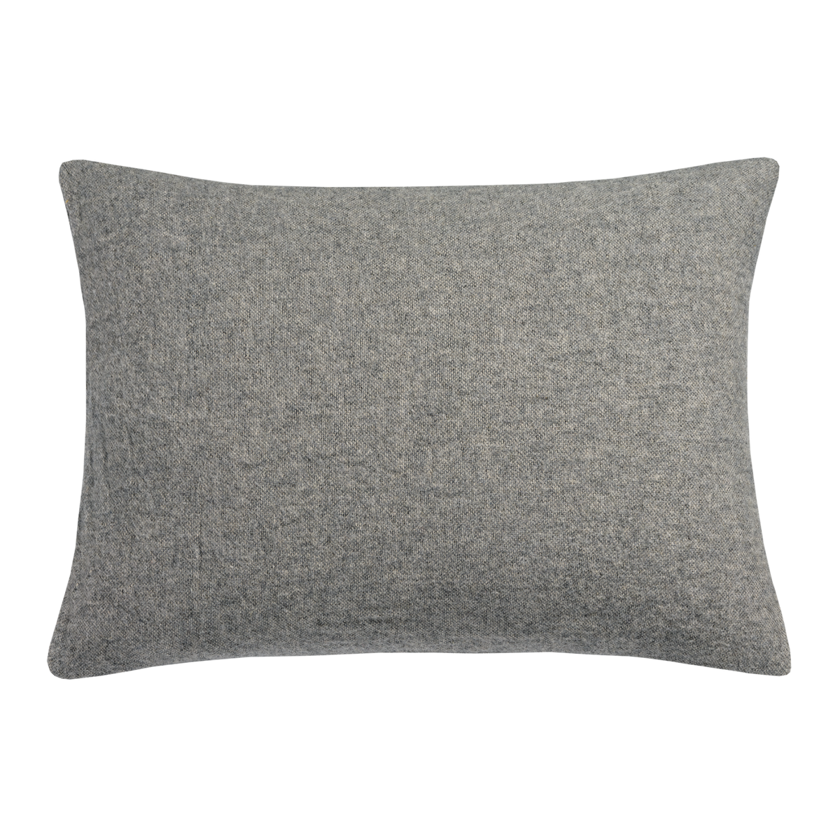 Home 81 plaid in de kleur multi is een gemêleerd geweven plaid gemaakt van een wolblend. Het plaid is double faced en de randen zijn afgewerkt met rafels.