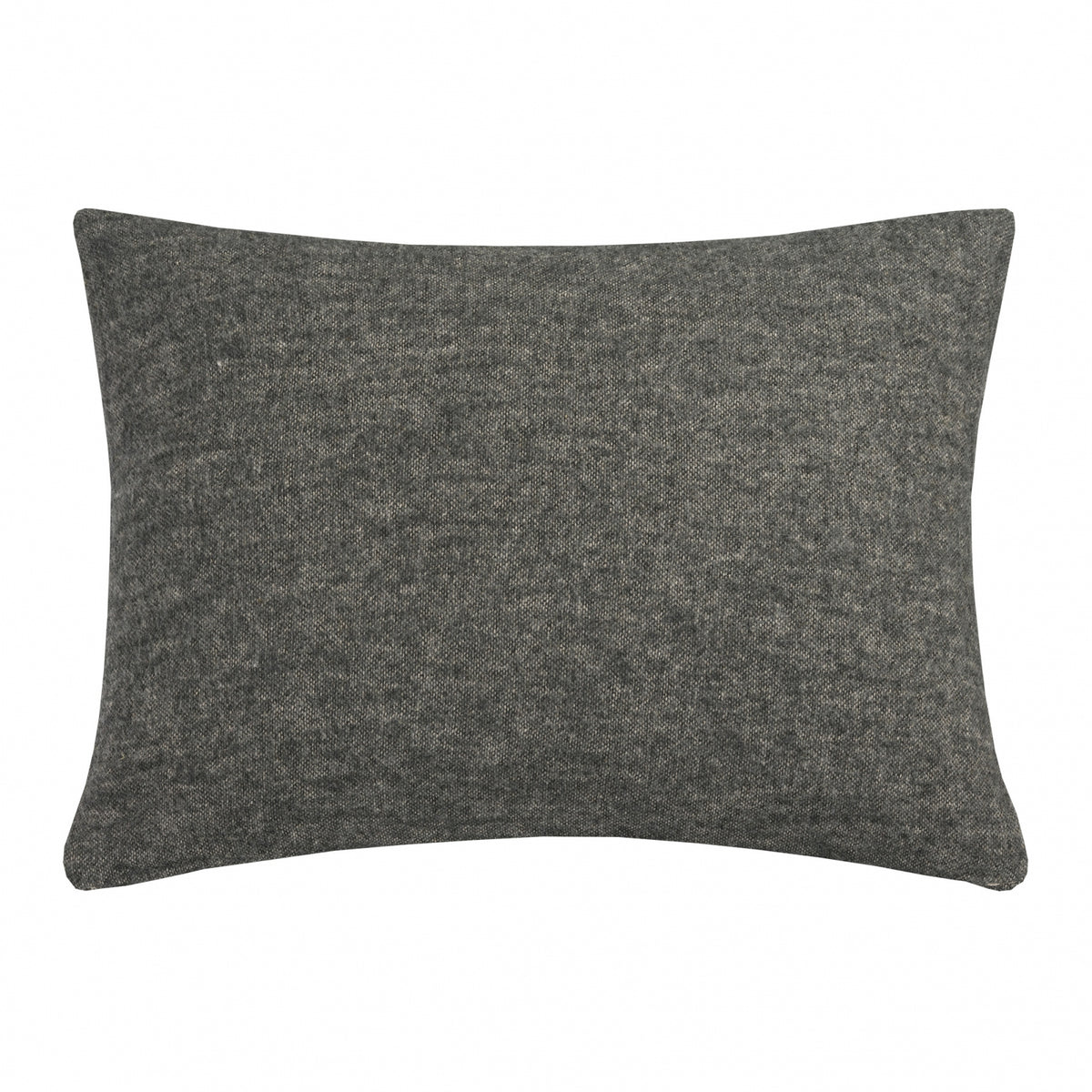 Home 81 in de kleur anthracite plaid is een gemêleerd geweven plaid gemaakt van een wolblend. Het plaid is double faced en de randen zijn afgewerkt met rafels. 