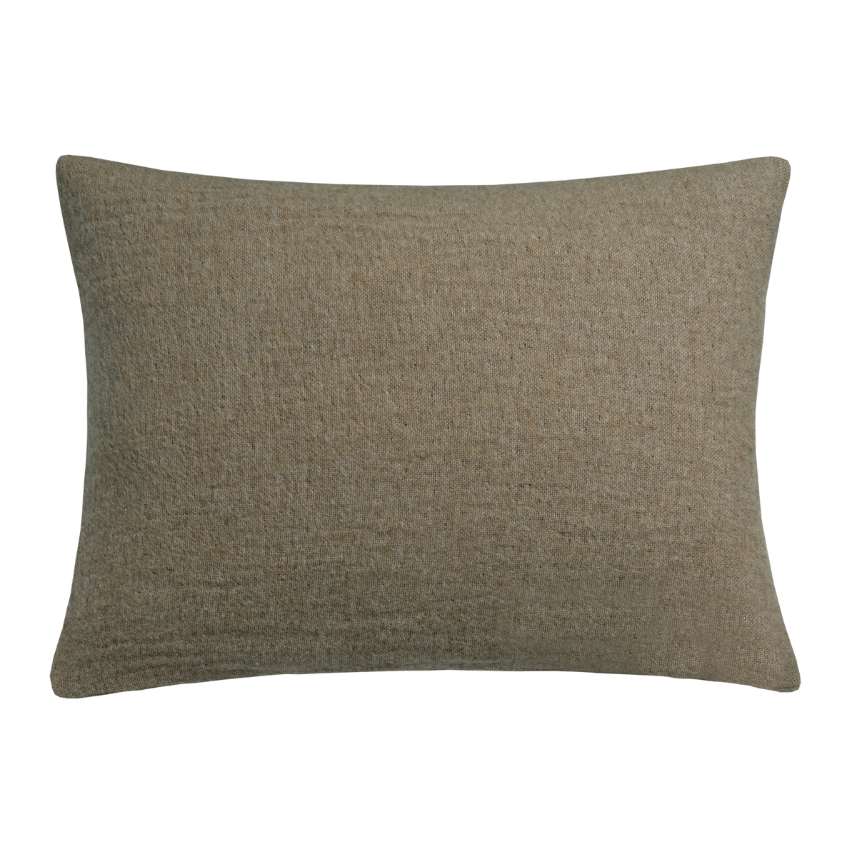 Home 81 plaid in de kleur fudge is een gemêleerd geweven plaid gemaakt van een wolblend. Het plaid is double faced en de randen zijn afgewerkt met rafels.