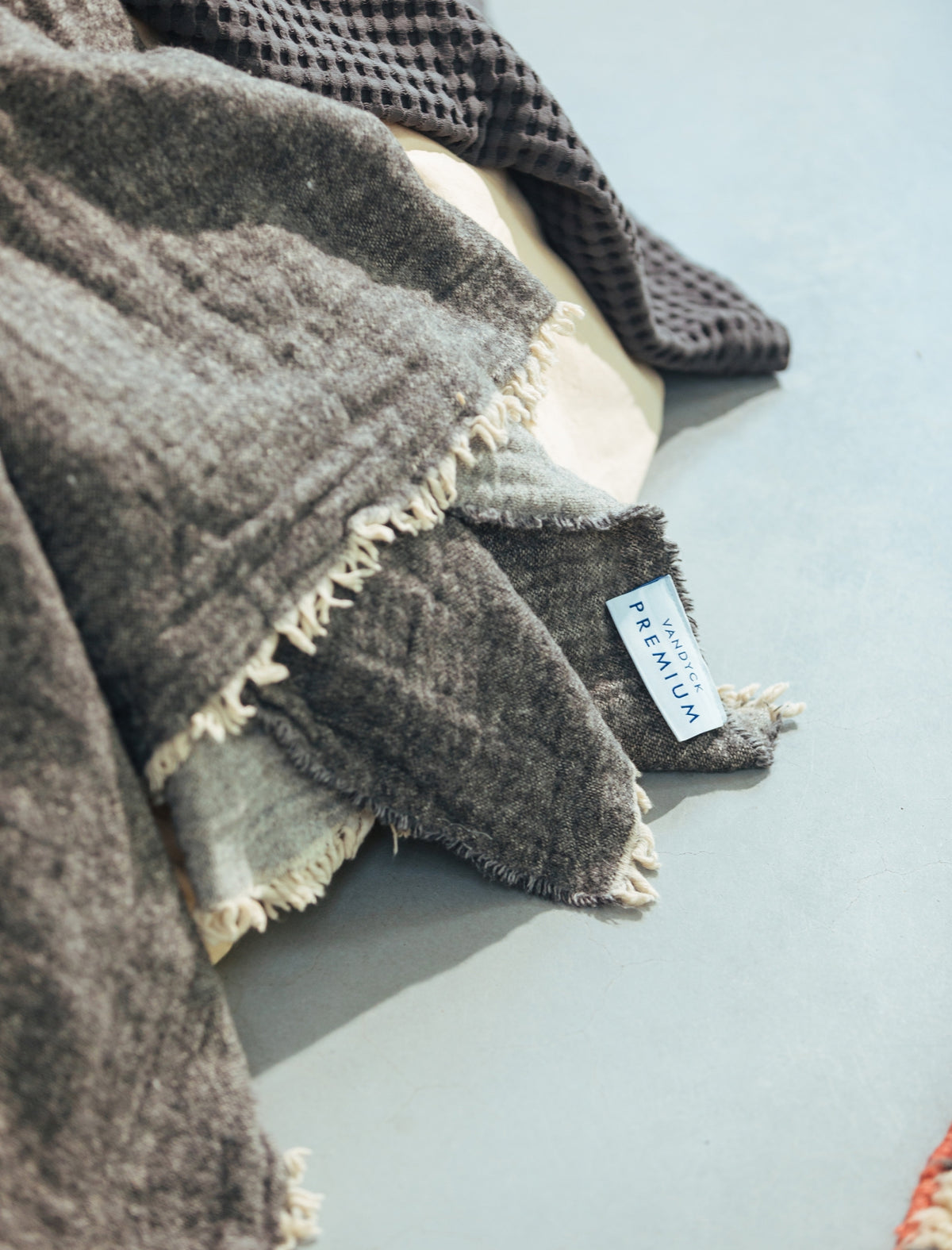 detail shot van een plaid in grijze/fudge kleur