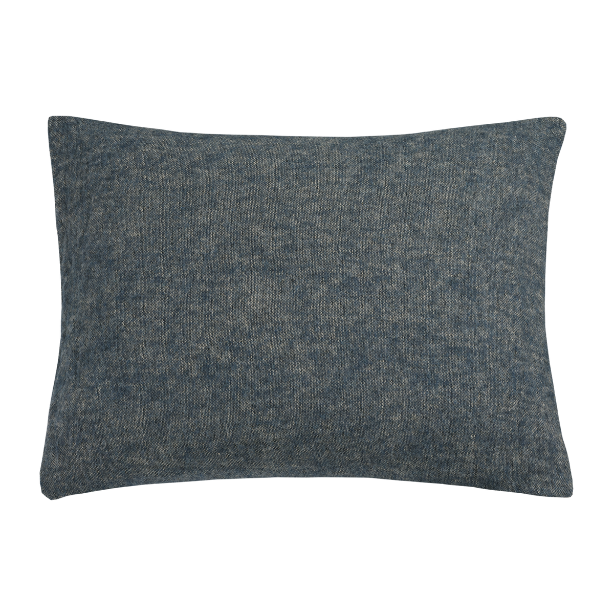 Home 81 plaid in de kleur faded denim is een gemêleerd geweven plaid gemaakt van een wolblend. Het plaid is double faced en de randen zijn afgewerkt met rafels.