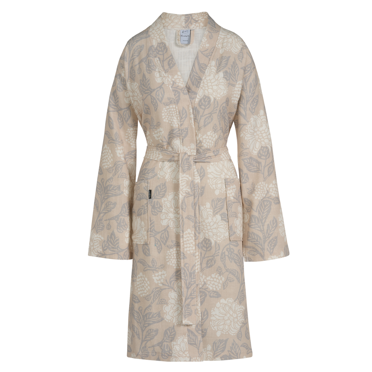 De mooie Marly linen badjas heeft bloemen en bladeren die op abstracte wijze getekend zijn met vlakken, lijnen en stippen in wit en blauw op een beige achtergrond