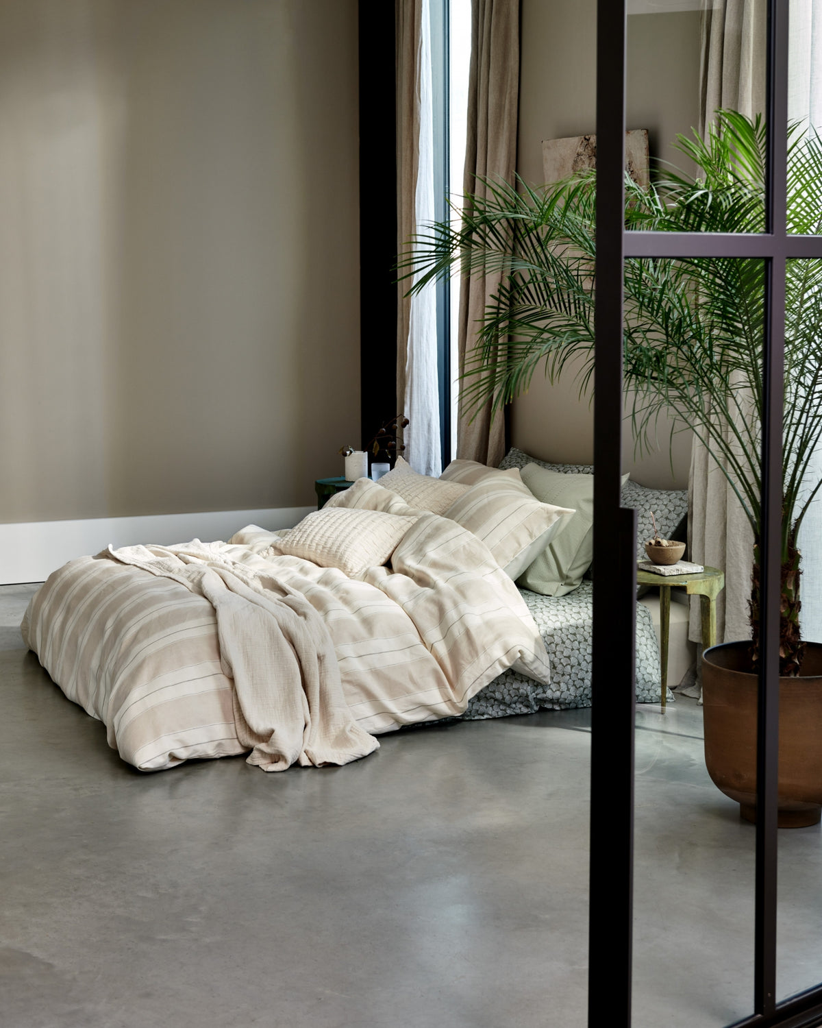 Pure 78 linen dekbedovertrek heeft verticale brede beige strepen afgewisseld met opengewerkte zwarte lijnen, gebroken witte strepen en een zwarte lijn