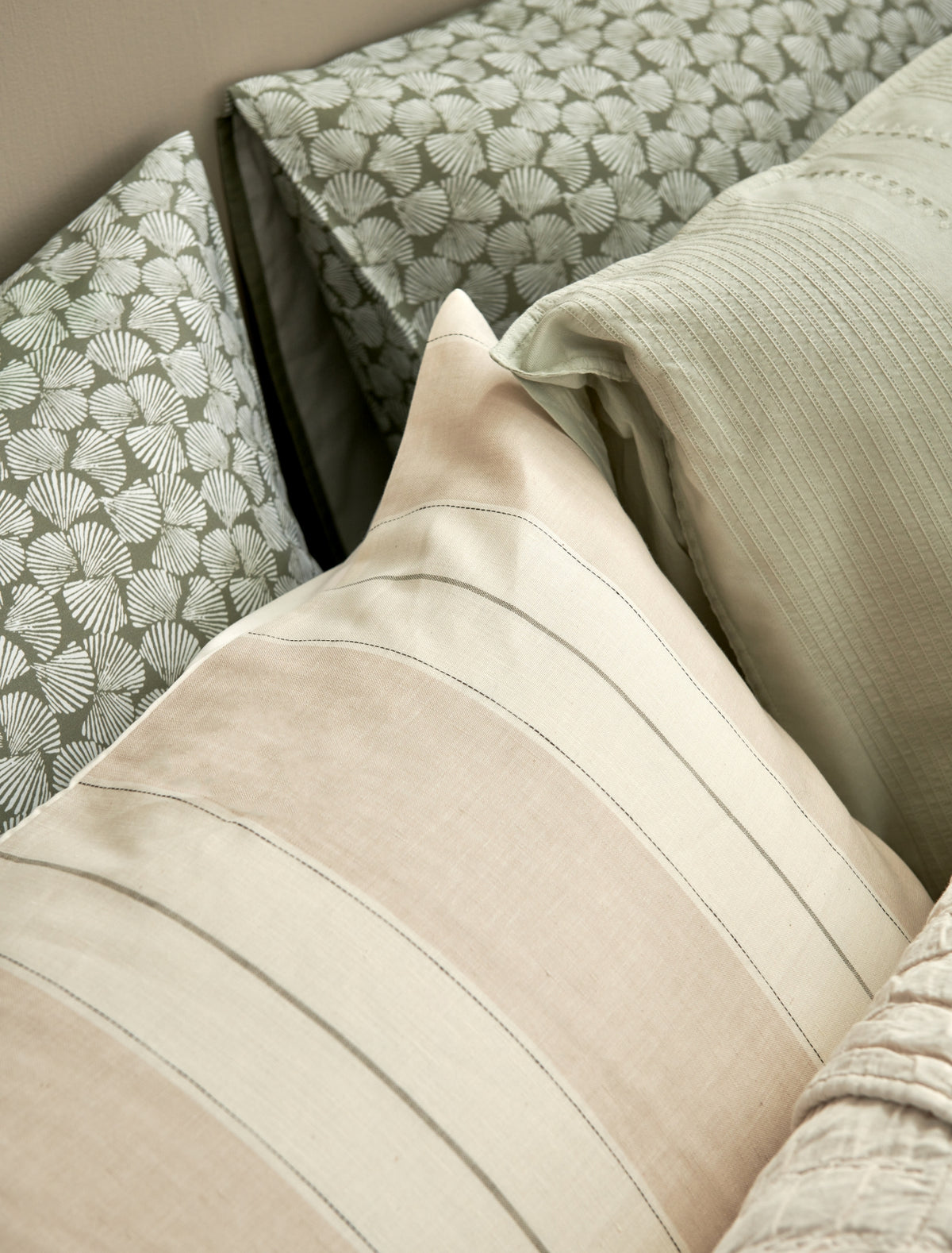 detail shot van een kussenslopen in beige en groene kleuren