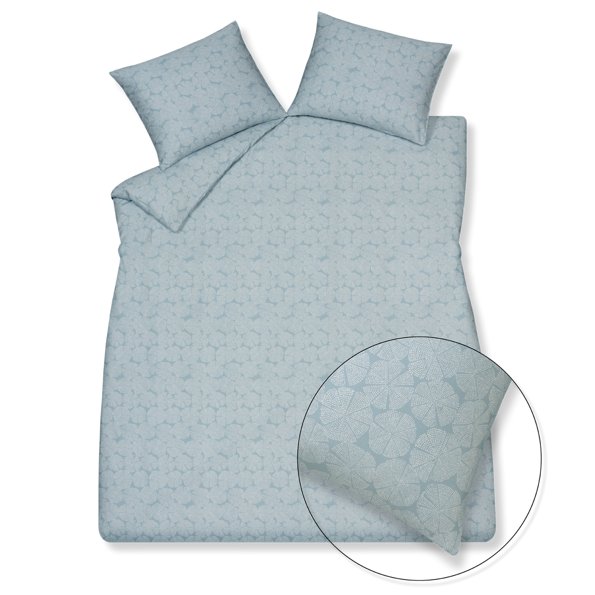 Pure 93 powder blue dekbedovertrek heeft een patroon met cirkels die uit partjes bestaan en gevormd worden door kleine witte stipjes op een lichtblauwe achtergrond. De achterkant van het dekbedovertrek heeft hetzelfde patroon. De kussens hebben ook aan allebei de kanten hetzelfde patroon.