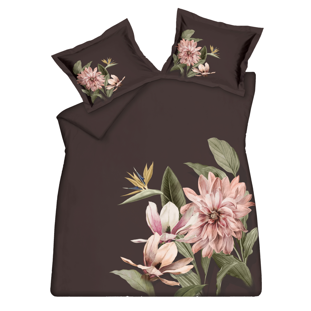 Paradise Bloom dark chocolate dekbedovertrek heeft enorme roze bloemen en mooie bladeren er omheen, op een donkerbruine achtergrond. De bloemen en bladeren hebben nerven, die prachtig geschilderd lijken te zijn. De achterkant van het dekbedovertrek is effen donkerbruin. De kussens hebben een bredere zoom en aan beide zijden in de linkerhoek dezelfde bloemen. 