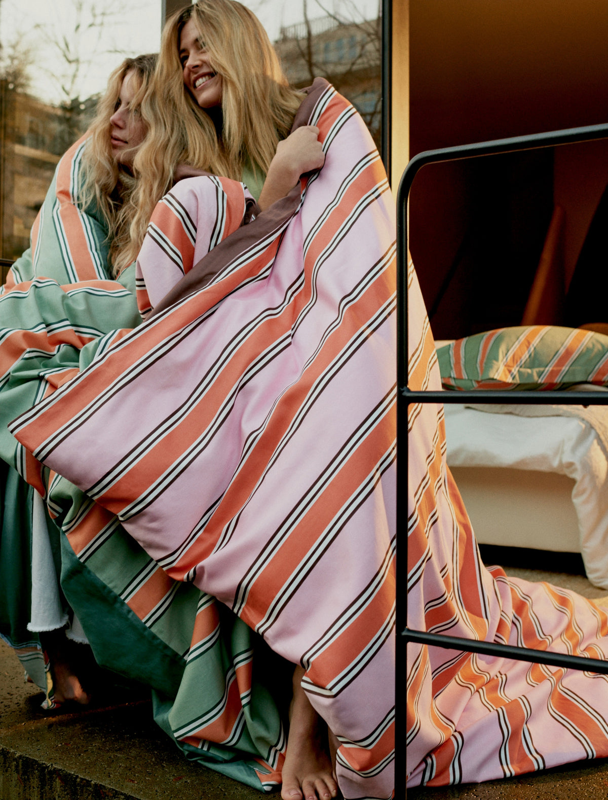 Preppy Stripe pink dekbedovertrek heeft brede oranje en roze stroken met fijne bordeaux en witte lijnen ertussen. De achterkant van het dekbedovertrek is effen bordeaux