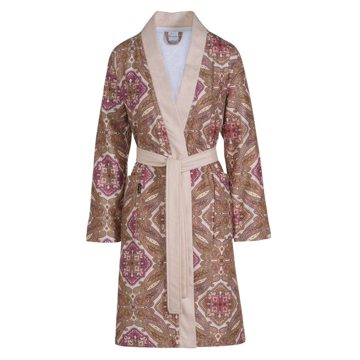 De mooie Ruby apricot blush badjas heeft een verfijnd paisley patroon met ruiten waarin verschillende tinten roze, oranje en crème verwerkt zijn