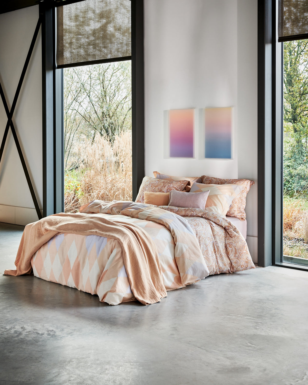 Glaze apricot blush dekbedovertrek heeft een ruitpatroon met strepen in verschillende tinten oranje en lichtpaars