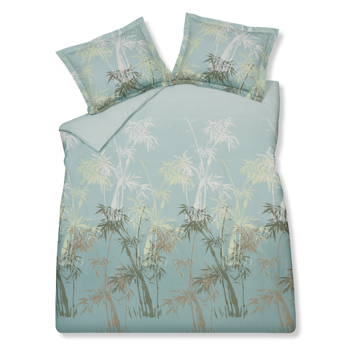 Palm Paradise thyme dekbedovertrek heeft silhouetten van palmbomen in bruin, beige, groen en wit op een lichtblauwe achtergrond. De achterkant van het dekbedovertrek heeft dezelfde print. De kussens hebben aan beide kanten palmbomen.