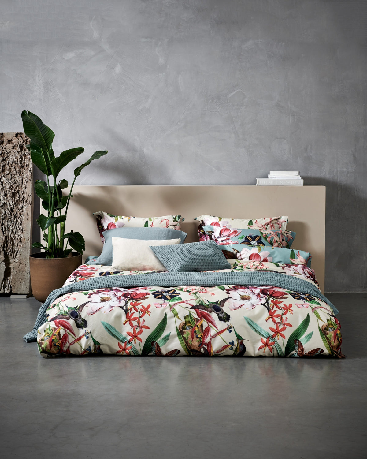 Flower Mix cream tan dekbedovertrek heeft een levendige verzameling van bloemen blauw en verschillende tinten roze. Hier en dan fladderen vlinders en vogels