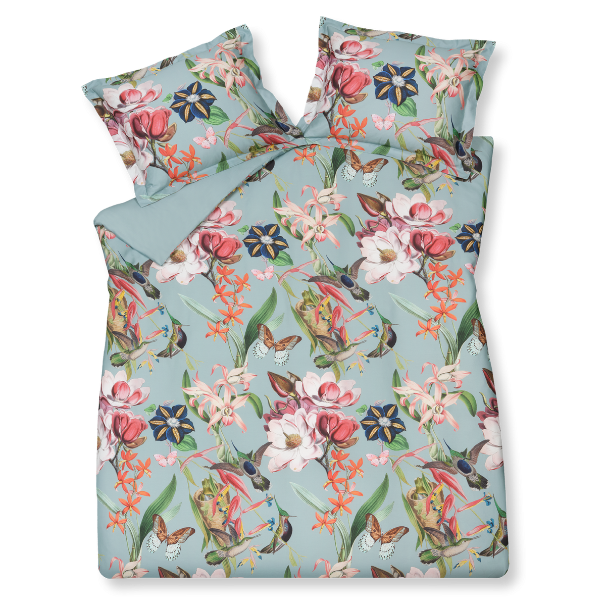 Flower Mix pearl blue dekbedovertrek heeft een levendige verzameling van bloemen blauw en verschillende tinten roze. Hier en dan fladderen vlinders en vogels