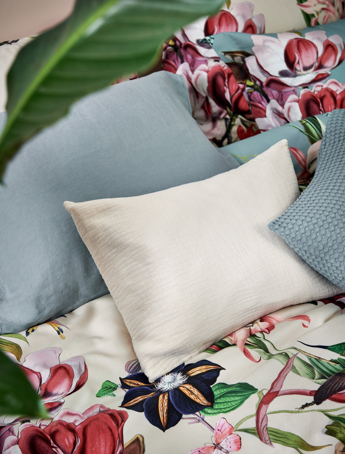 detail shot van kussens in blauwe en beige kleuren