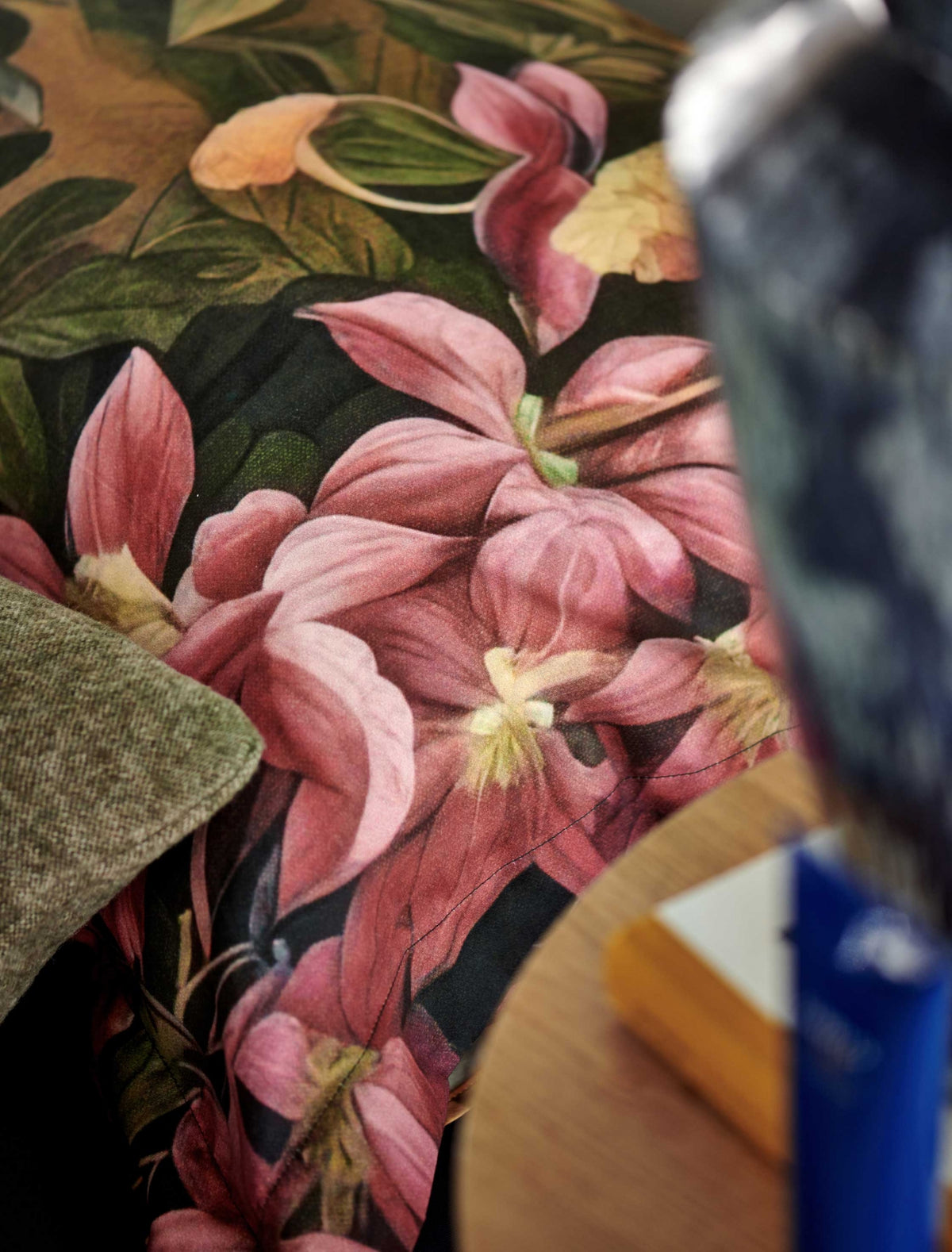 detail shot van een dekbedovertrek in een groene kleur met roze bloemen