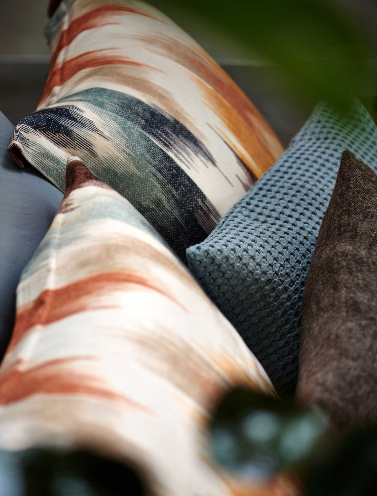 detail shot van hoofdkussens in een print met blauwe en oranje kleuren