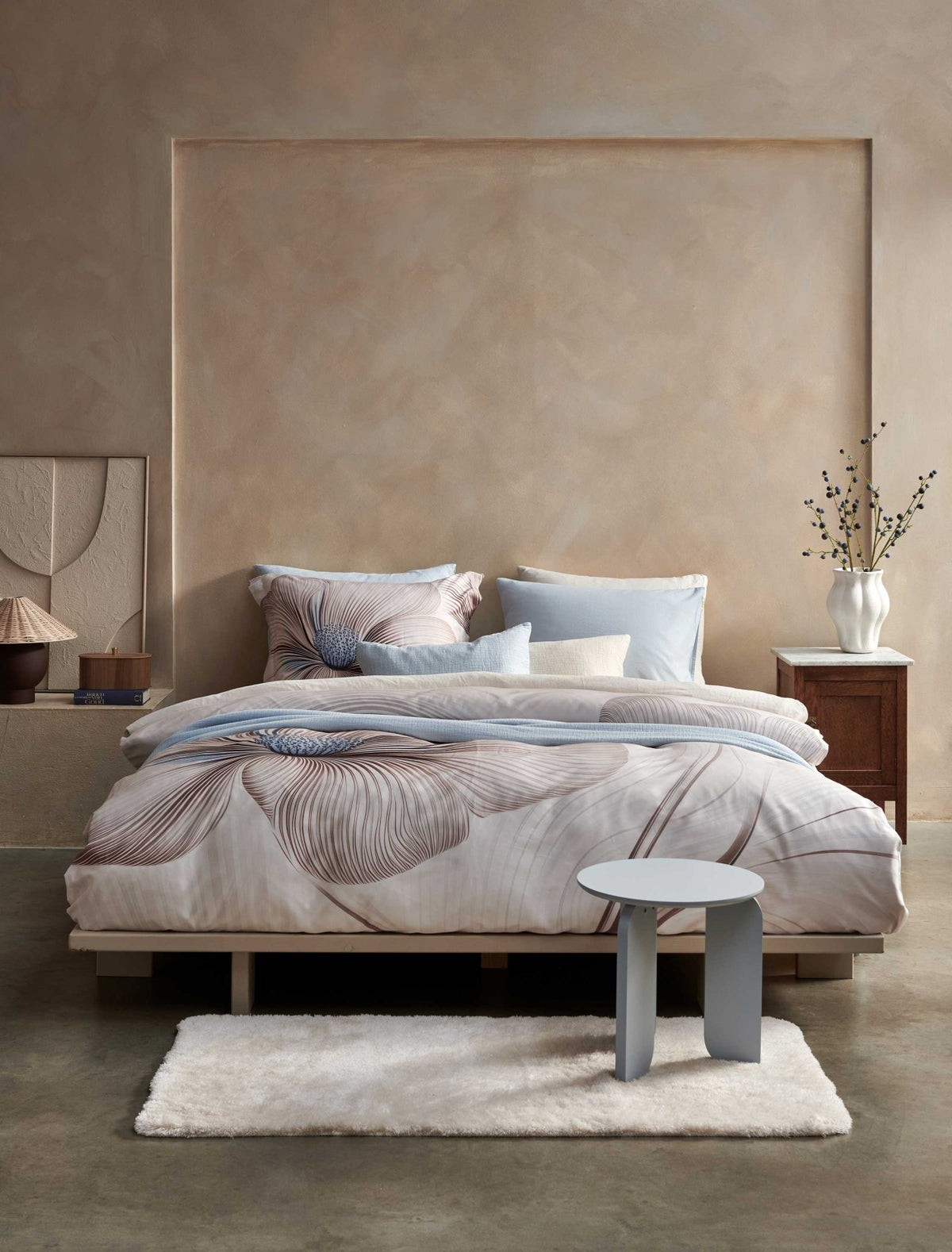 Royal Garden cream tan dekbedovertrek heeft enorme bloemen waarvan de bladeren gevormd zijn door lijnen en het hart van de bloem door blauwe stippen op een licht beige achtergrond met golvende lijnen.