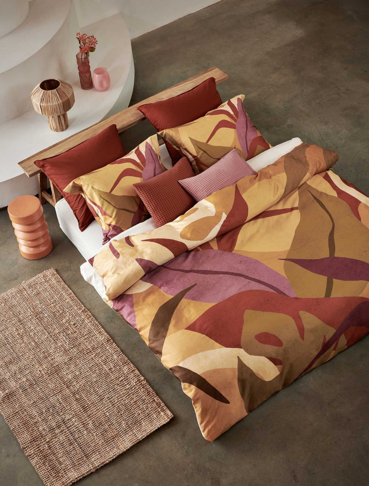 Sunset Nights multi dekbedovertrek heeft verschillende soorten bladeren in een abstracte tekenstijl in bruin, roze en rood. De achterkant van het dekbedovertrek is effen beige. De kussens hebben een kleinere versie van de bladeren. Sunset Nights multi dekbedovertrek van Vandyck combineert sixties warme aarde tinten met grote abstracte vormen van de bladeren.