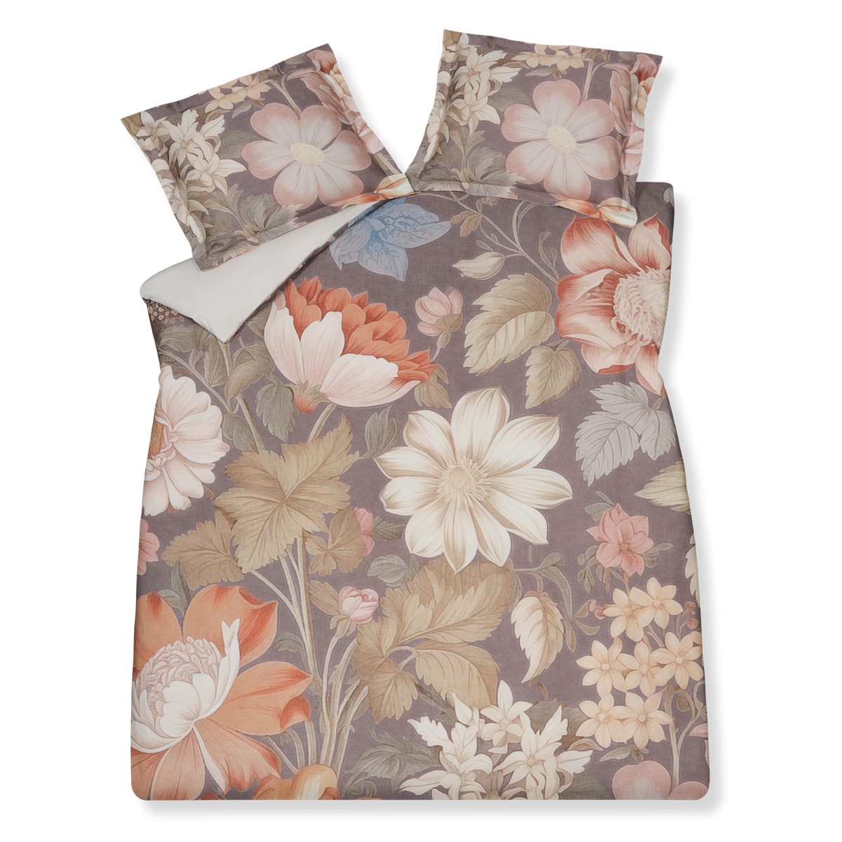 Vintage Bloom multi dekbedovertrek heeft enorme bloemen in verschillende bruintinten met rood en blauwe accenten op een donkerbruine achtergrond. De achterkant van het dekbedovertrek is effen beige. De kussens hebben aan beide kanten een grote bloem met wat takken er omheen.