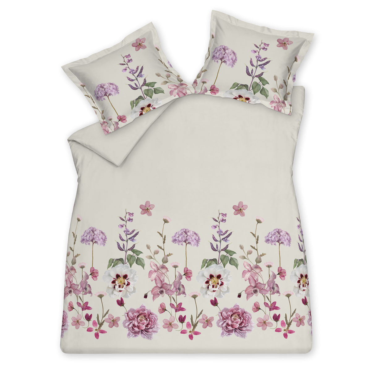 Violet Garden offwhite dekbedovertrek heeft allerlei bloemen in verschillende tinten paars en roze met groene blaadjes op een offwhite achtergrond. De achterkant van het dekbedovertrek is effen offwhite. De kussens hebben aan beide zijden een aantal bloemen.