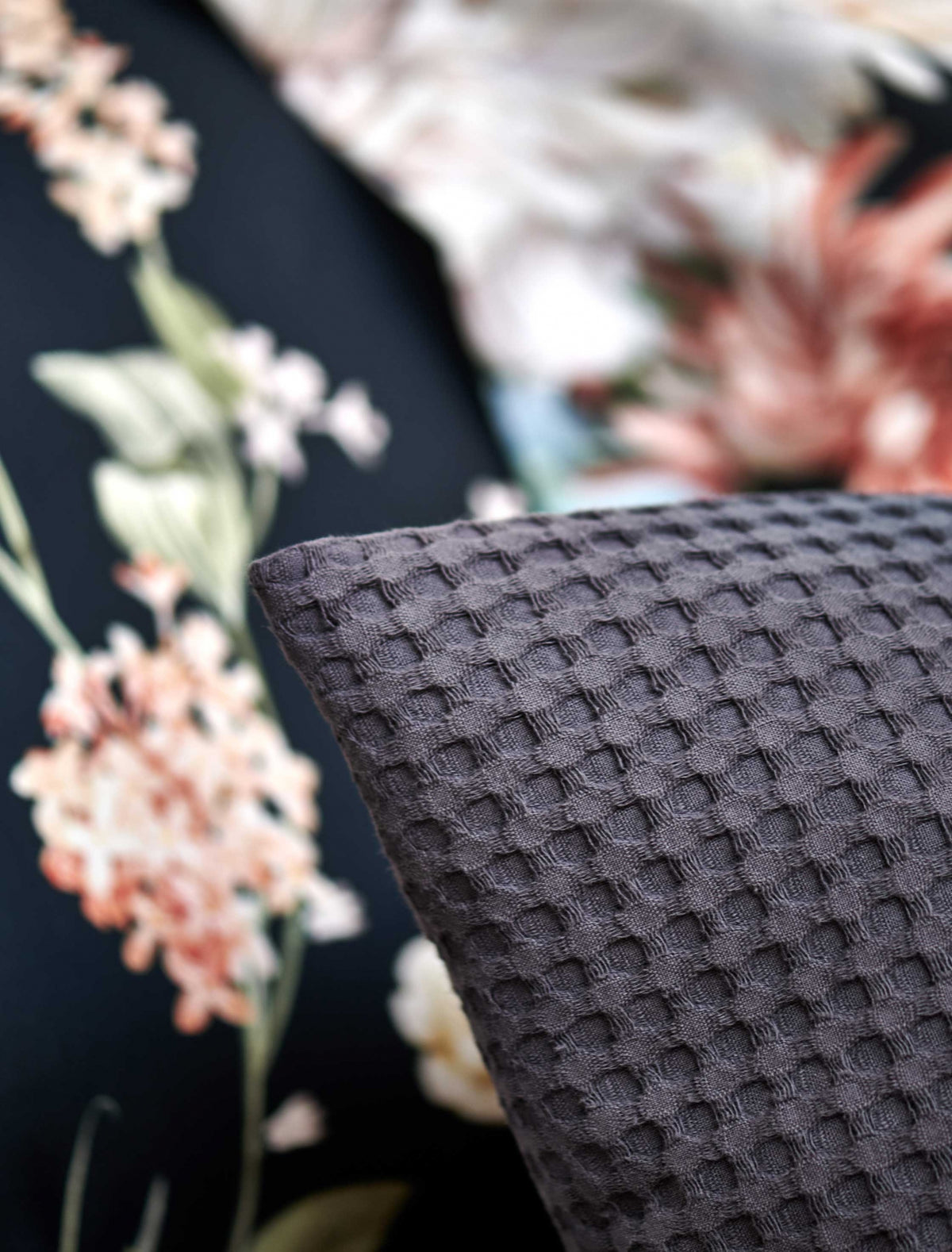 detail shot van een sierkussen met een wafel structuur in een donkerblauwe kleur