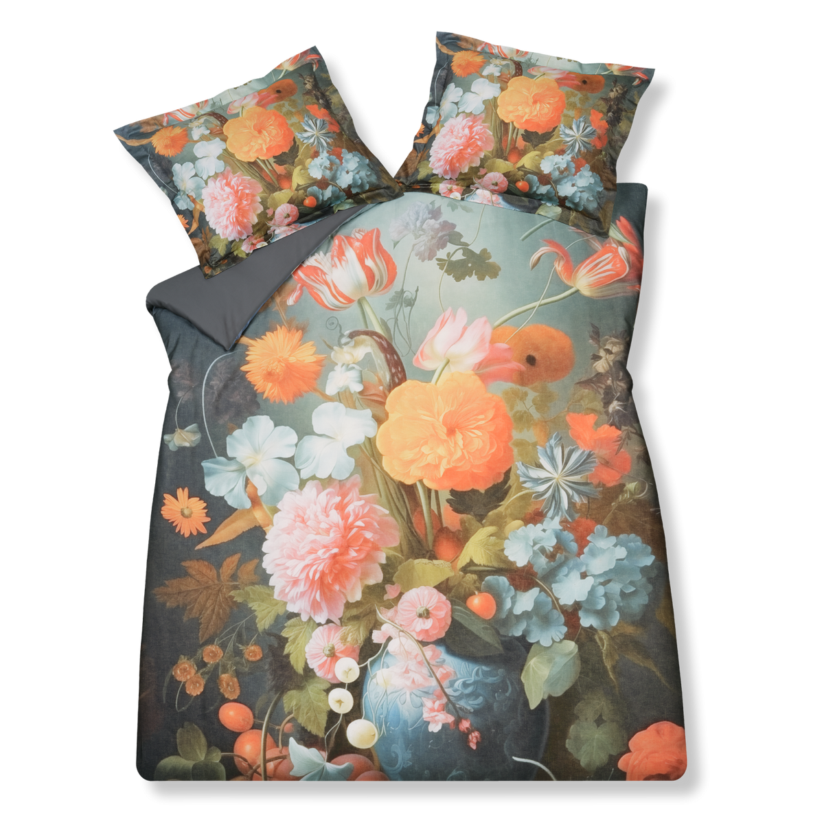 Dreamscape multi dekbedovertrek heeft een boeket met roze en oranje bloemen tegen een blauwe achtergrond. De achterkant van het dekbedovertrek is effen donkerblauw. De kussens hebben aan beide zijden dezelfde bloemen, maar dan iets kleiner.