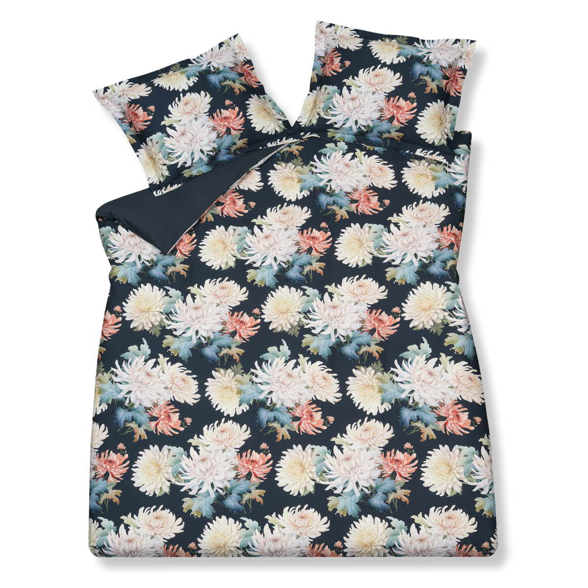 Floral Bliss blue ink dekbedovertrek heeft roze, oranje en rode bloemen met herstbladeren er omheen op een donkerblauwe achtergrond. De achterkant van het dekbedovertrek is effen donkerblauw. De kussens hebben hebben aan beide zijden dezelfde bloemen. 