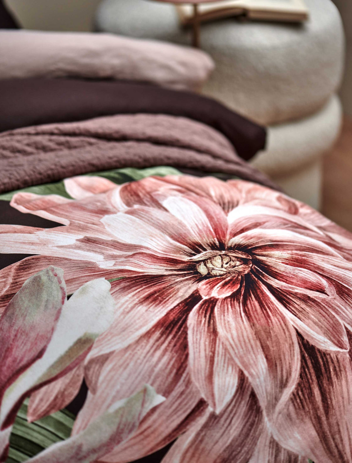 detail shot van een dekbedovertrek met een grote roze bloem