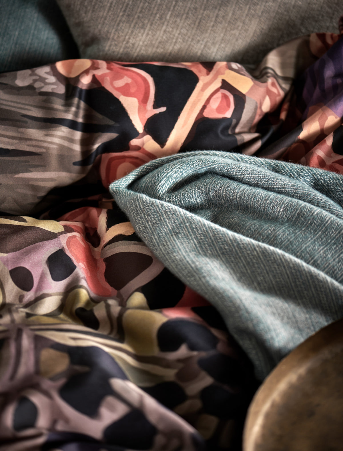 detail shot van een plaid van wolmix in een blauwe kleur