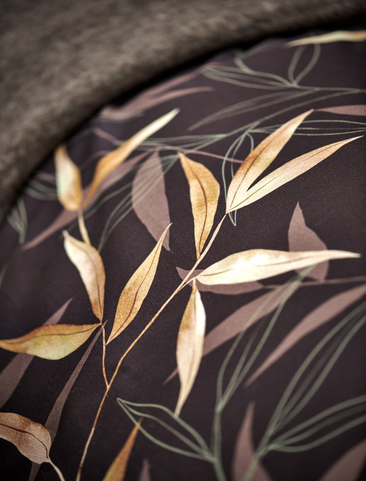 detail shot van een dekbedovertrek met een bamboe takken print in bruin