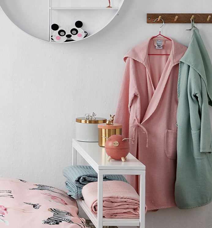 Girls badjas in de kleur light pink is een prachtige lange badjas geschikt voor meisjes. De badjas is gemaakt van een stevig geweven katoen/bamboe mix met een wafelstructuur. 
