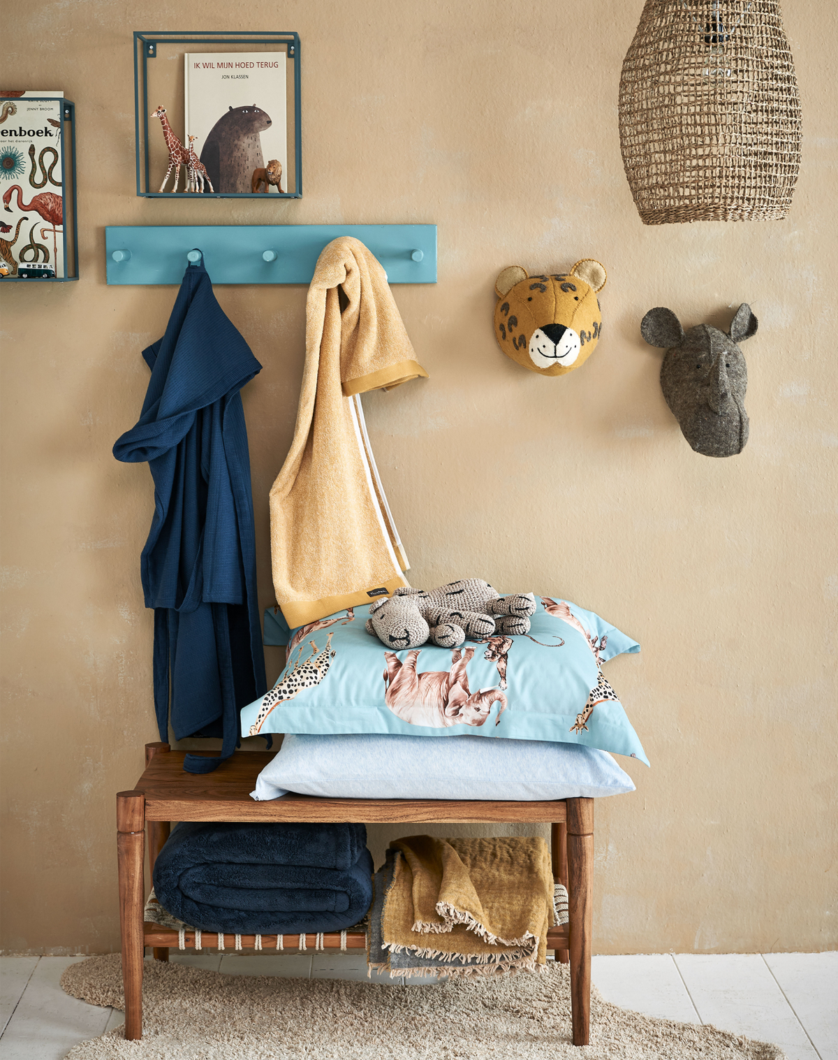 Boys badjas in de kleur denim is een prachtige badjas voor stoere jongens. De warme badjas is gemaakt van een combinatie van katoen en bamboo en verkrijgbaar in een verschillende kleuren.