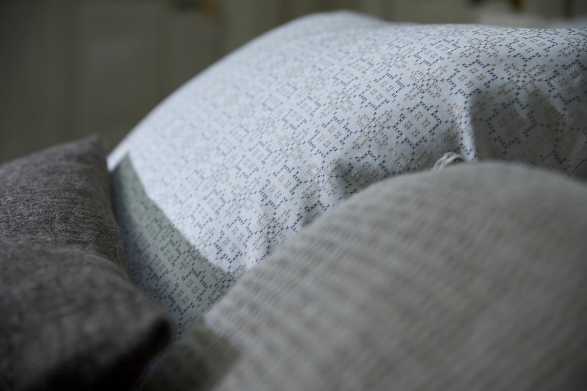 Een prachtig dekbedovertrek set met een chique uitstraling! Het Purity Rome dekbedovertrek set heeft een jacquard geweven voorzijde met yarn dyed garens, de achterzijde is effen katoensatijn (300 thread count). Met warme aardetinten is dit dekbedovertrek set mooi te combineren