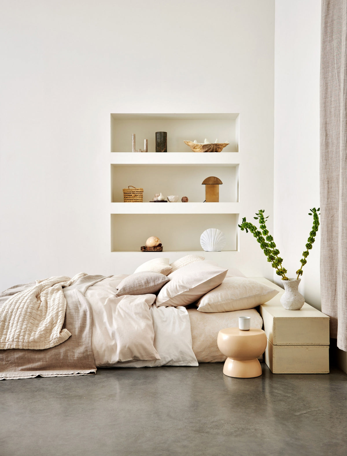 een bed in een rustige serene omgeving met dekbedovertrek sets in lichte en witte kleuren en tinten