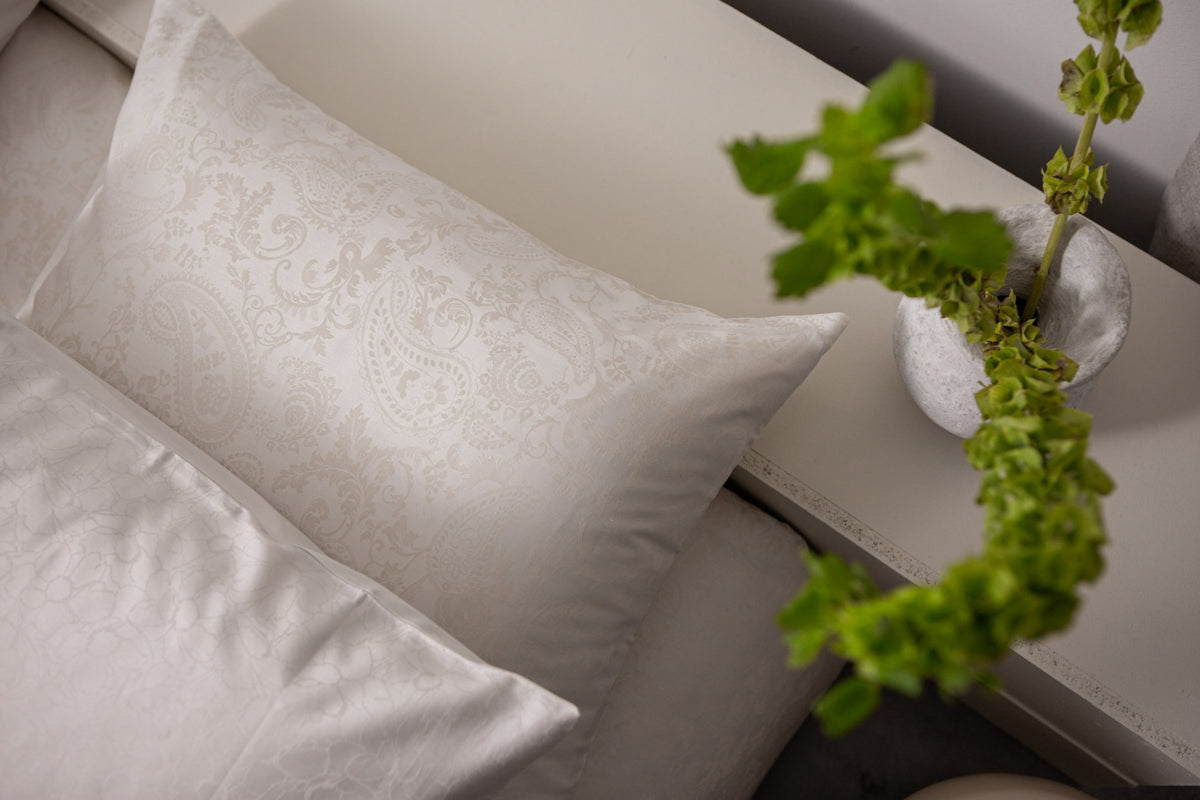 top shot van een hoofdkussen met een paisley print